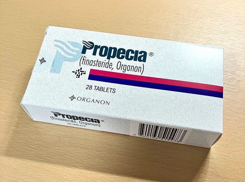 少し斜めに置いたプロペシア(Propecia)の箱の表面