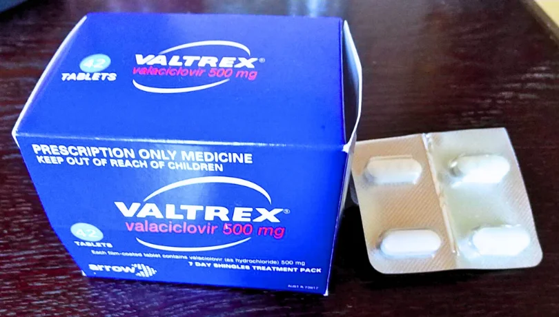 バルトレックス(VALTREX)500mgの箱と4錠が入ったシート