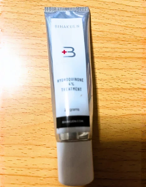 ビハクエン ハイドロキノン（BIHAKUEN HYDROQUINONE）のチューブ
