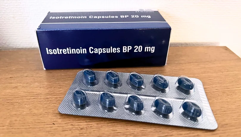 イソトレチノイン(Isotretinoin)の箱と10錠入っているシート