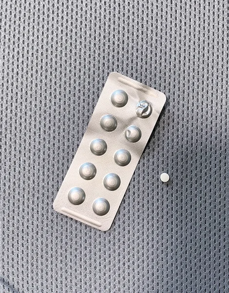 1錠使用済みのフィンサバ(FINSAVA)10錠シートと、シート外に置かれた1錠