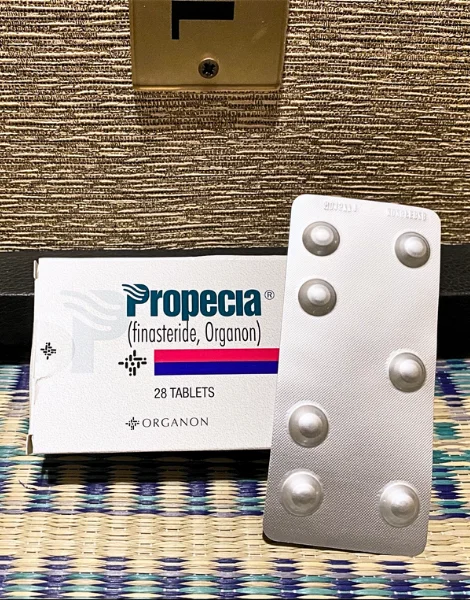 プロペシア(Propecia)の箱と7錠入りのシート