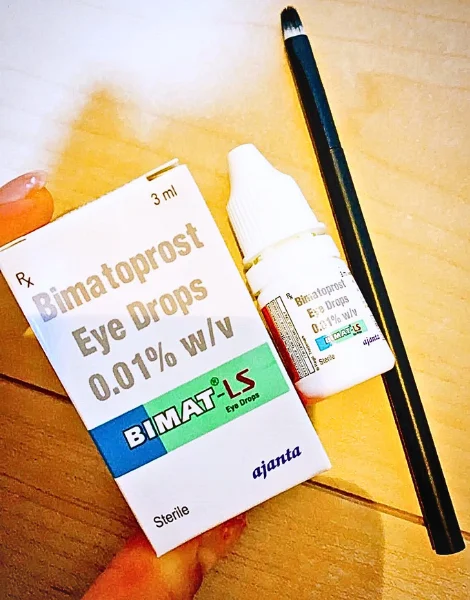 ビマトアイドロップス(BIMAT Eye Drops)の箱と点眼容器とまつげブラシ