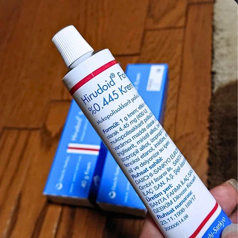 ヒルドイドフォルテクリーム(Hirudoid Forte Cream )のチューブと箱