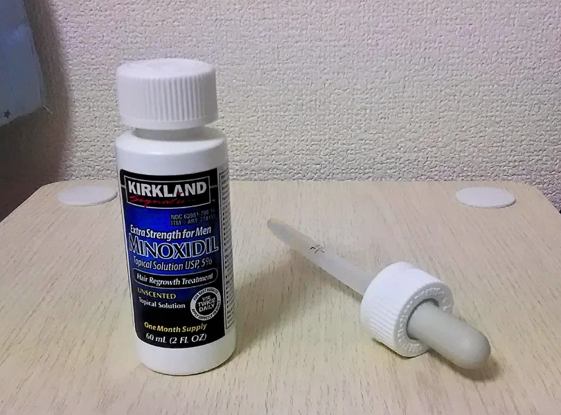 カークランド ミノキシジル(KIRKLAND MINOXIDIL)のボトルとラバースポイト