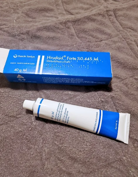 ヒルドイドフォルテジェル(Hirudoid Forte Jel)の箱とチューブ