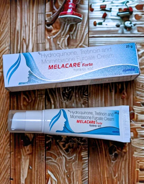 メラケアフォルテクリーム（MELACARE Forte Cream）の箱とチューブ