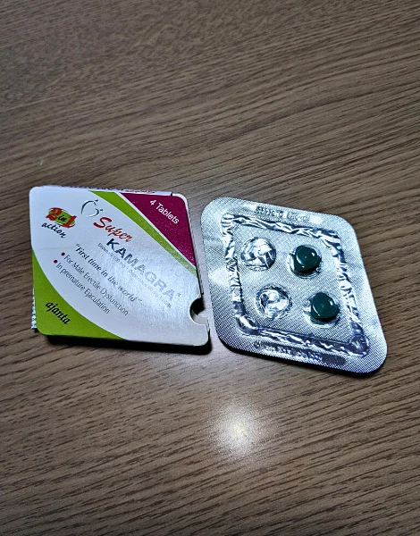 スーパーカマグラ(Super KAMAGRA)の箱と2錠が入ったシート