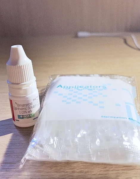 ビマトアイドロップス(BIMAT Eye Drops)の点眼容器とアプリケーター