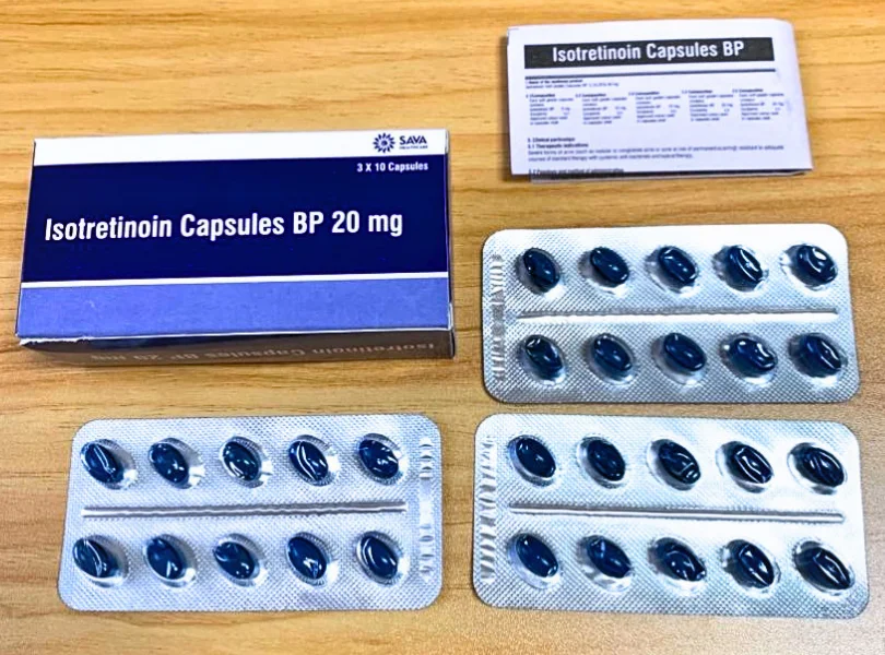 イソトレチノイン(Isotretinoin)20mgの箱・添付文書・シート3枚