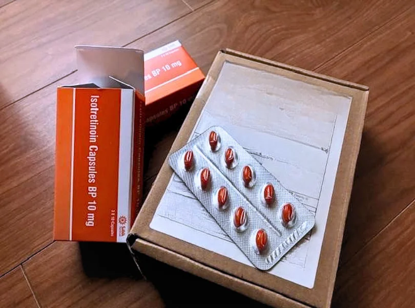 イソトレチノイン(Isotretinoin)BP 10mgの箱・シート