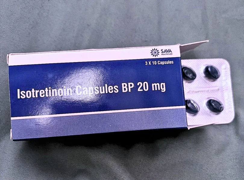 イソトレチノイン(Isotretinoin)20mgの箱とシート