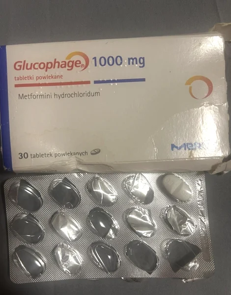 グルコファージ(Glucophage)1000mg の箱とシート