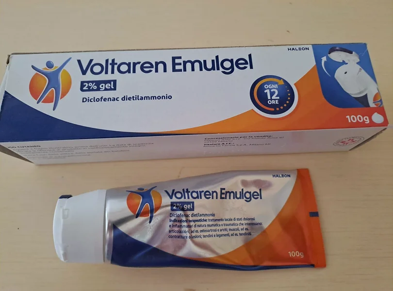 ボルタレンエマルジェル（Voltaren Emulgel）2% の箱とチューブ