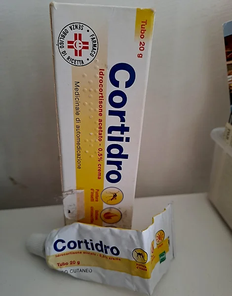 ヒドロコルチゾン(Cortidro)0.5% の箱とチューブ