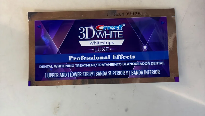 ホワイトニングシート（Crest 3D Whitestrips Professional Effects）のパウチ