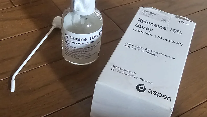 キシロカイン(Xylocaine)10% のスプレーボトルと箱