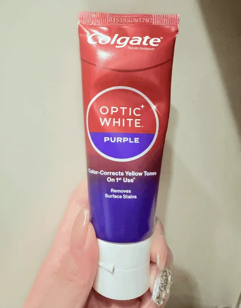歯磨き粉(Colgate Optic White)のチューブ