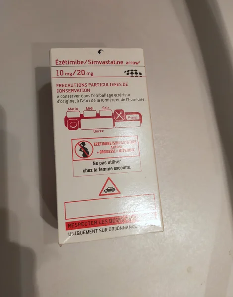 エゼチミブ・シンバスタチン(Ézétimibe/Simvastatine)10mg/20mg の箱(裏面)