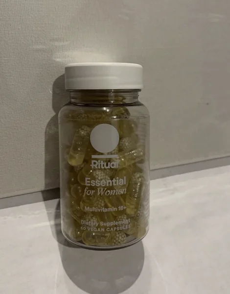 マルチビタミン(Ritual Essential for Women 18+)のボトル