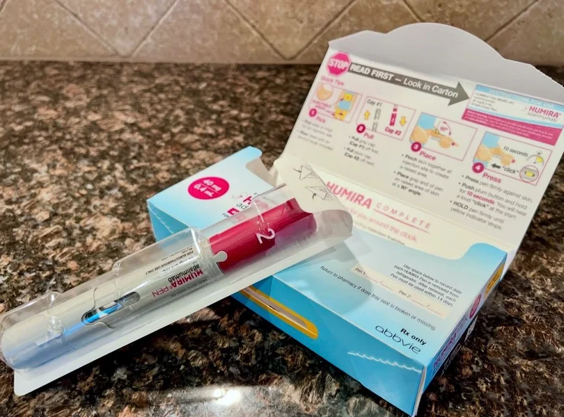 アダリムマブ（HUMIRA）40mg/0.4mL の箱と自己注射ペン