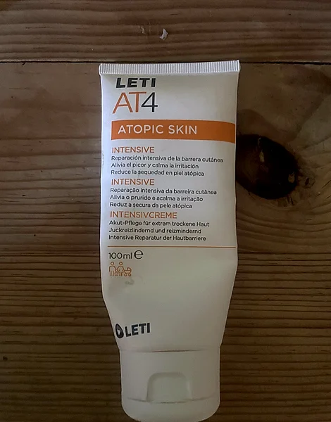 レチ AT4 インテンシブクリーム(LETI AT4 intensive cream)100ml のチューブ