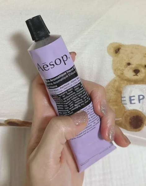 エレオス アロマティック ハンドバーム(Eleos Aromatic Hand Balm)のチューブ