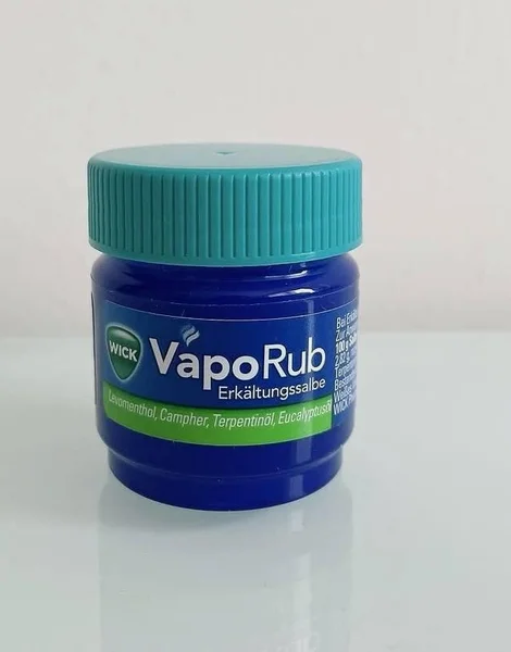 ヴイックスヴェポラッブ(Wick VapoRub)のボトル