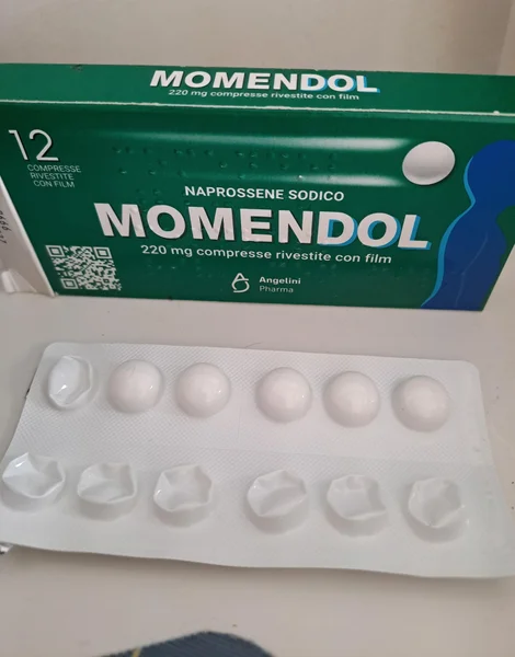 モメンドール(MOMENDOL)220mg の箱とシート