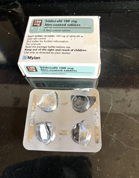 シルデナフィル(Sildenafil)100mg の箱とシート(裏面)