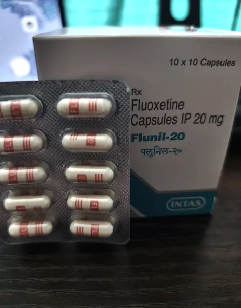 フルオキセチン(Fluoxetine)20mg の箱とシート