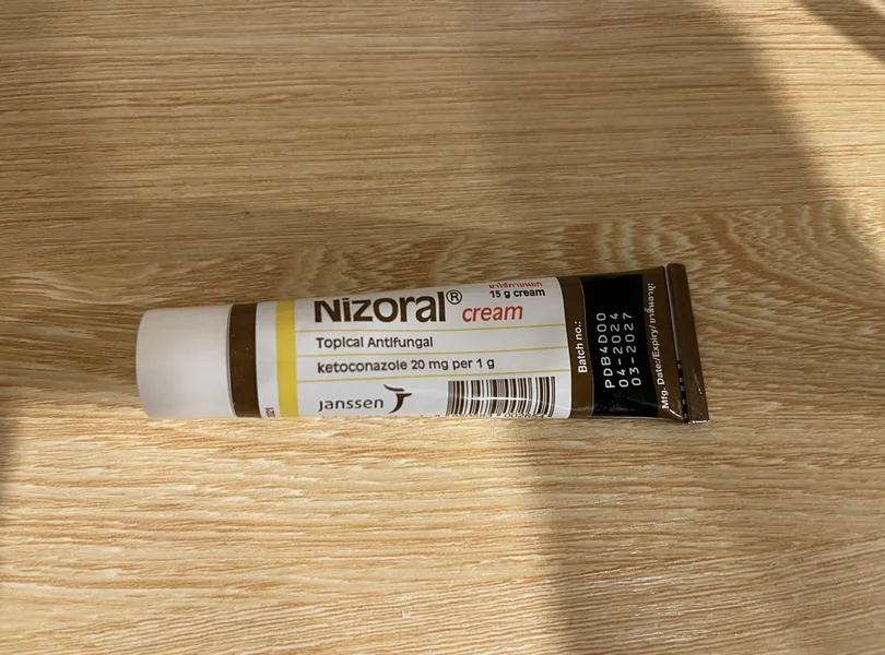 ニゾラールクリーム（Nizoral cream）2% のチューブ