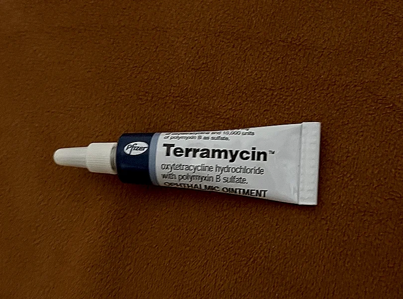 テラマイシン眼軟膏（Terramycin）のチューブ