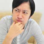 満腹感を感じる男性