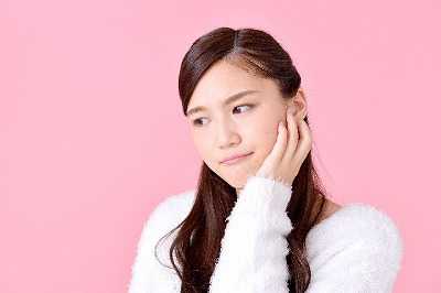 考える女性
