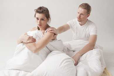 ベッドでもめる男女