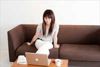PCを見る女性